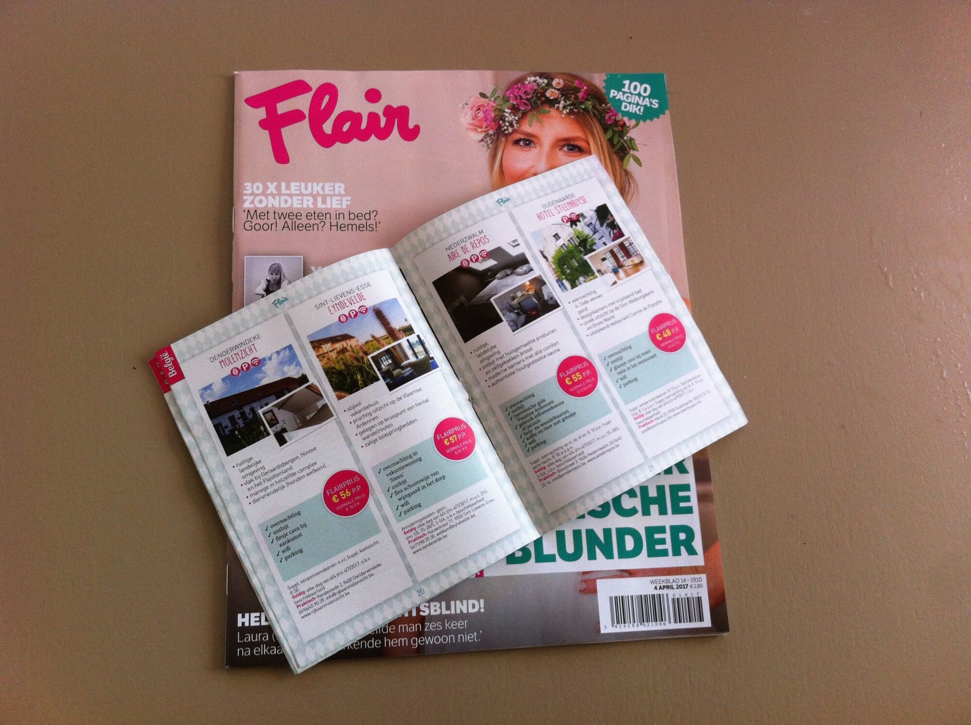 Flair magazine met open pagina's toont vakantieaanbiedingen, waaronder Eyndevelde in de Vlaamse Ardennen