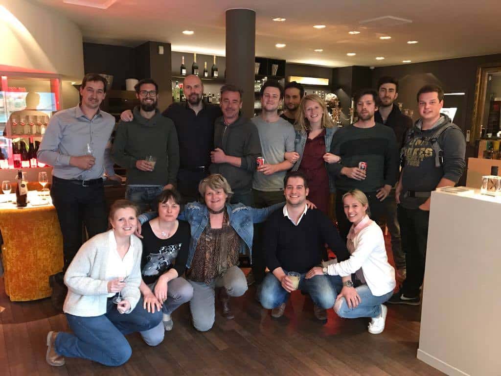 Groepsfoto van deelnemers en crew van Met Vier in Bed televisieshow bij Eyndevelde vakantiewoning