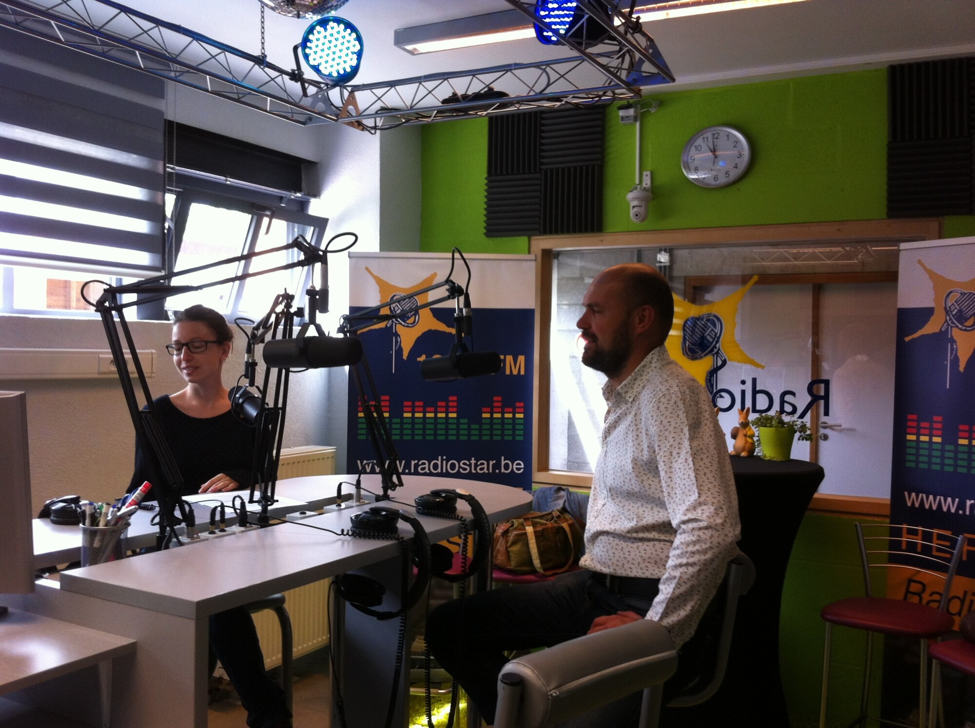 Vrouw en man in radiostudio van Radio Star tijdens interview voor programma Helemaal Herzele