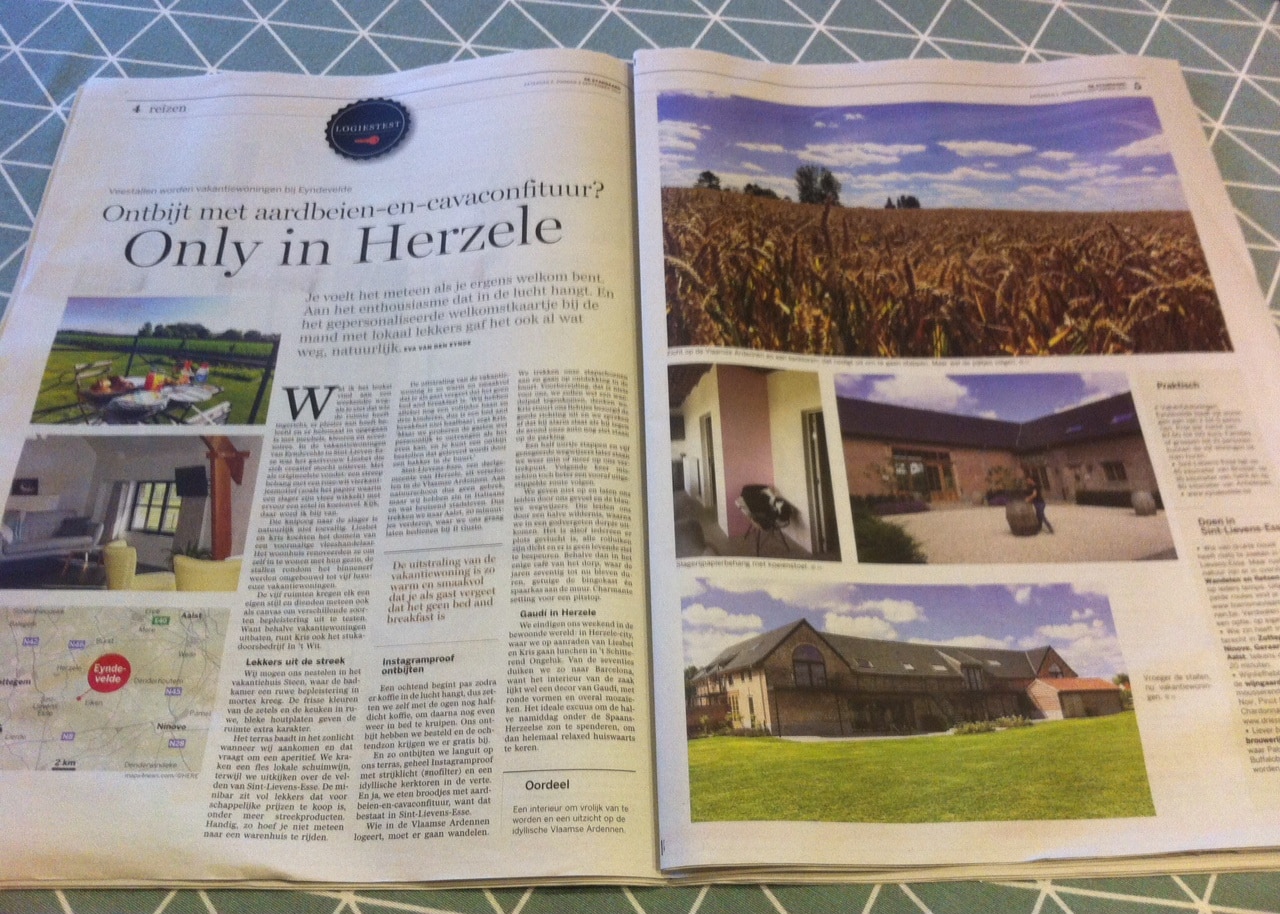 Open tijdschrift met artikel "Only in Herzele" over Eyndevelde vakantiewoning in De Standaard