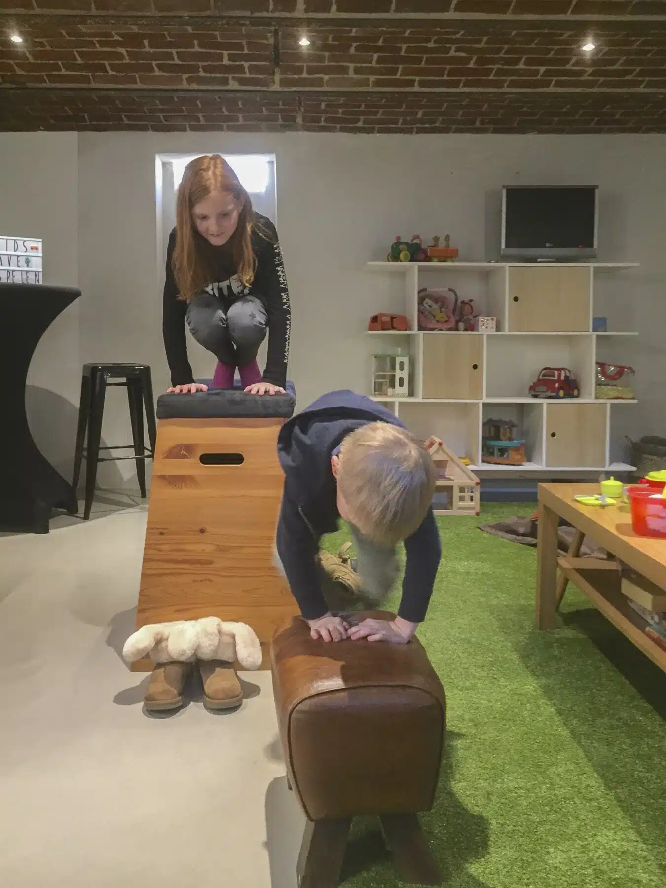 Kinderen spelen in de kidscave van Eyndevelde groepswoning met speelgoed en turntoestellen
