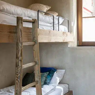 Stapelbed met houten ladder in slaapkamer van vakantiewoning Eyndevelde in de Vlaamse Ardennen