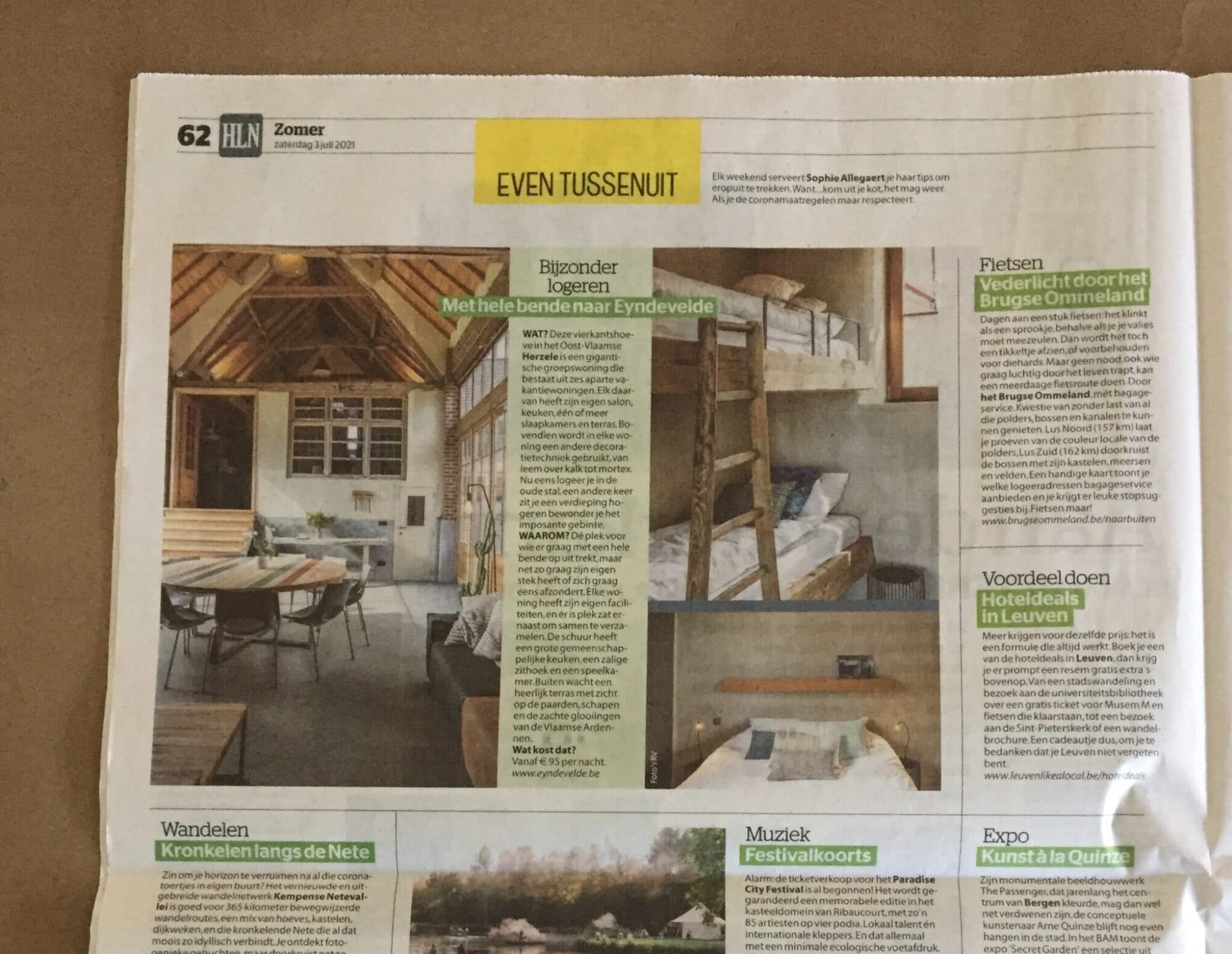 Krantenartikel Het Laatste Nieuws met foto van houten balkenstructuur en tekst over bijzonder logeren Eyndevelde