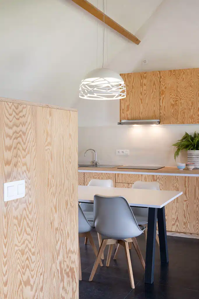 Moderne keuken met houten kasten en witte pendant lamp in Eyndevelde vakantiewoning Steen