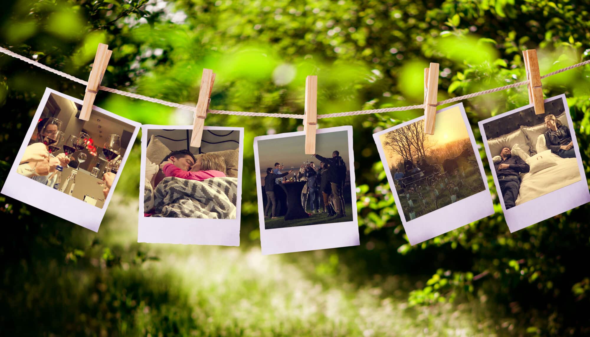 Polaroid foto's hangen aan een waslijn met knijpers voor een groene achtergrond van bladeren