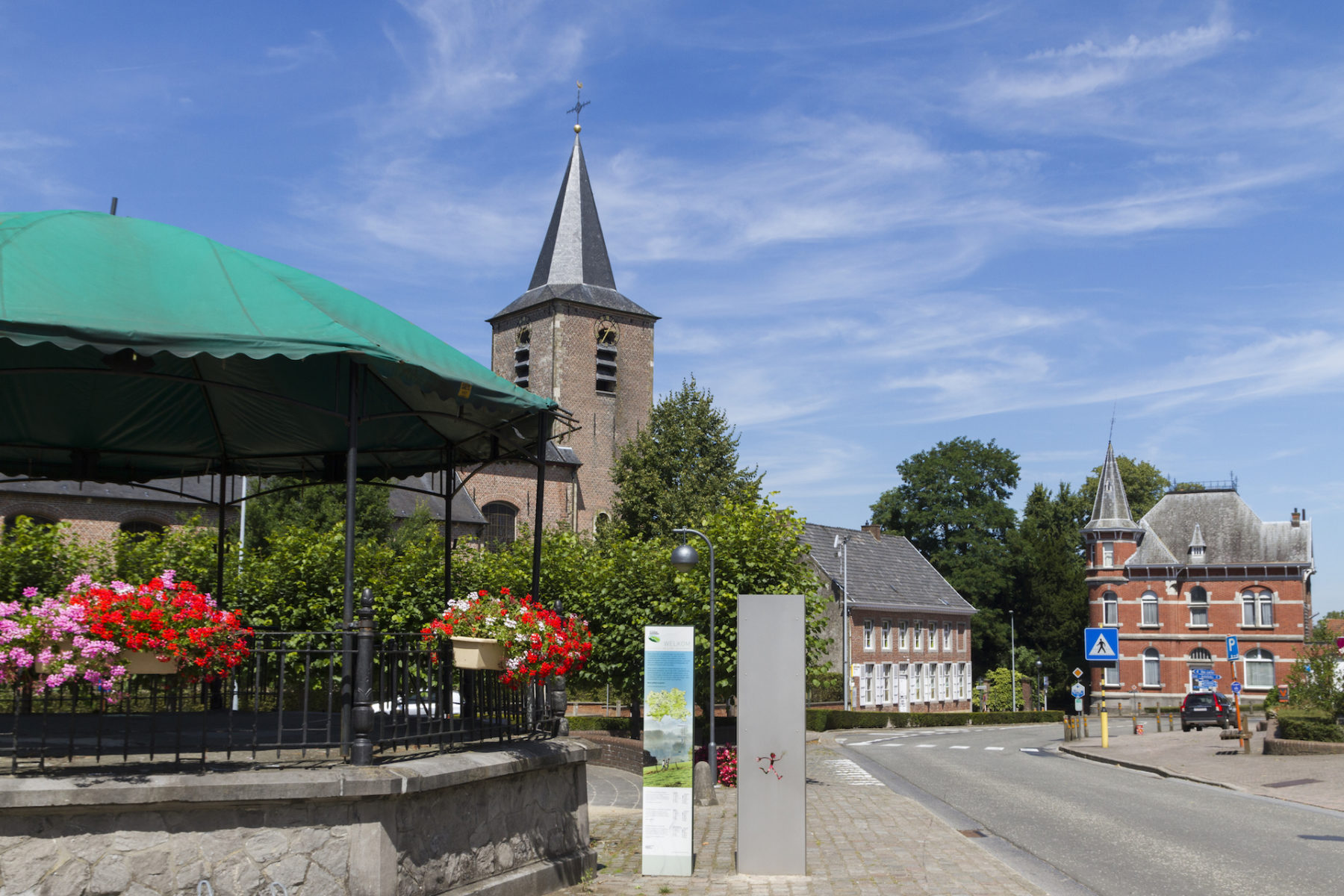 De kiosk en kerk van Sint-Lievens-Esse in de omgeving van Eyndevelde